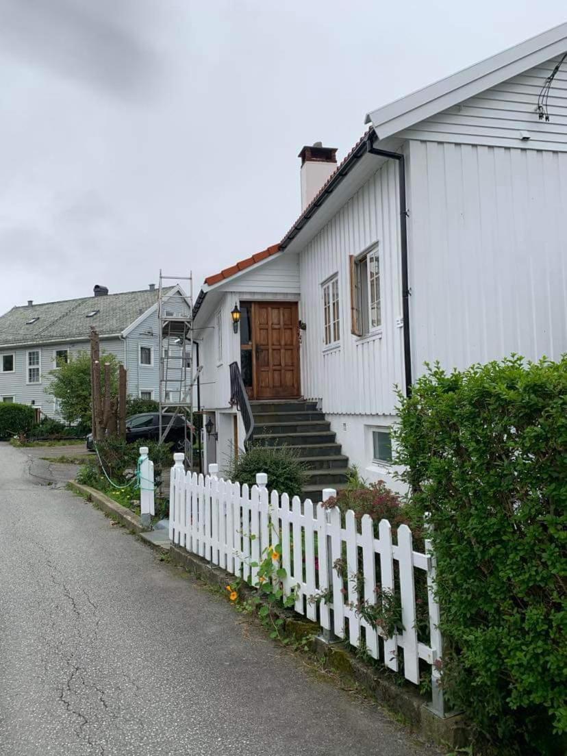 Sentrumsnaer Kjellerleilighet, Naer Sykehus Og Hogskole, Parkering Haugesund Exterior photo